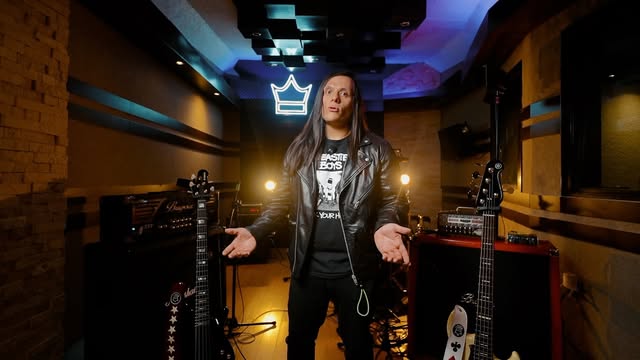 Luis Heredia en un estudio con el emblema de Kings of Groove