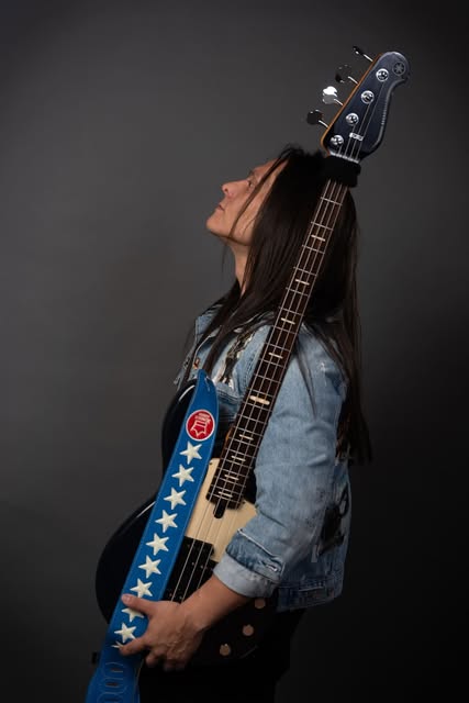 Luis Heredia con bajo Yamaha y correa azul de estrellas