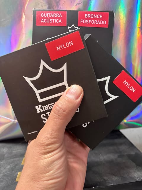 Detalle de paquetes de cuerdas Kings of Groove para guitarra