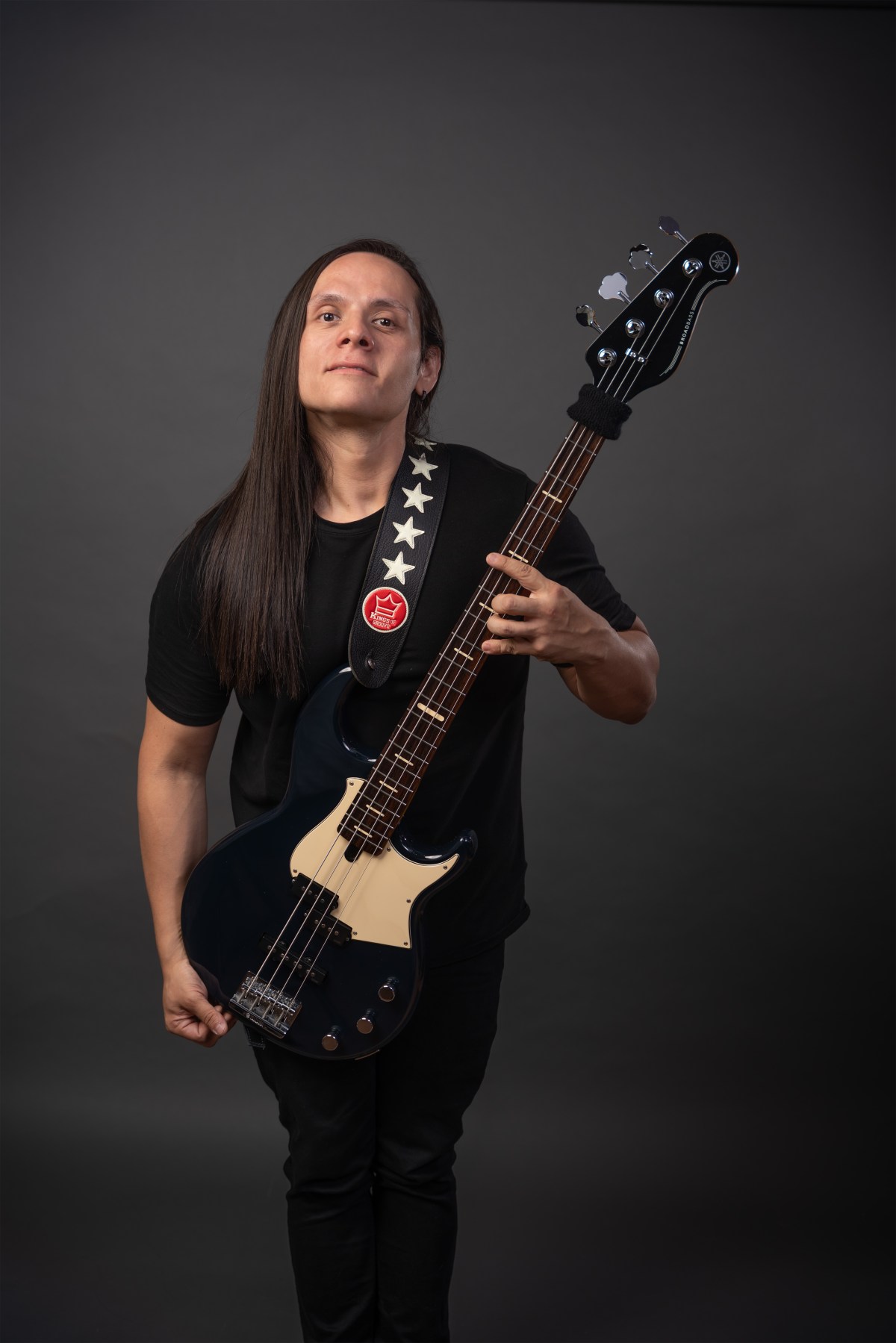 Luis Heredia con su bajo Yamaha y correa Kings of Groove de estrellas
