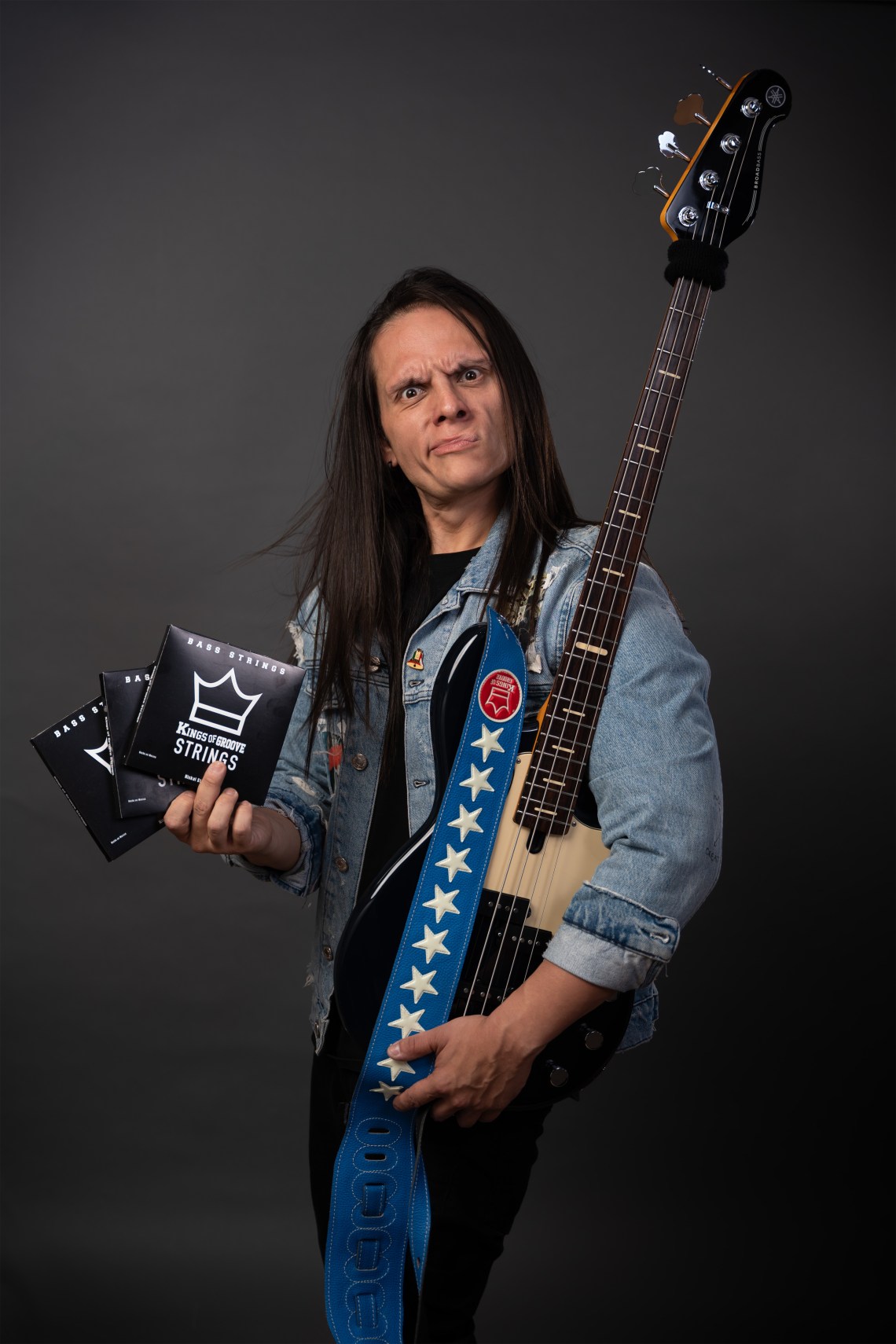 Luis Heredia con su bajo Yamaha y correa azul de estrellas
